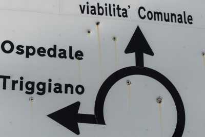 Quel cartello crivellato di colpi all'ingresso di Triggiano: �Cos� i clan marcano il territorio�